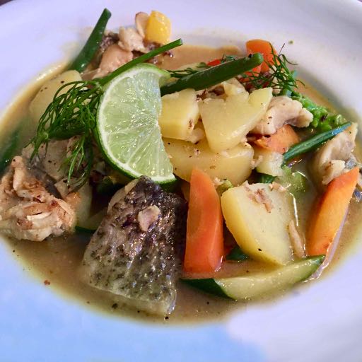 Fischfilets, Gemüse und Kartoffeln in fein mit Pernod abgeschmecktem Fischfond – Version 2
